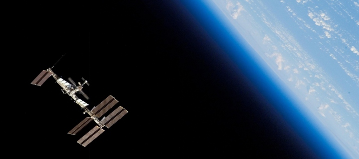 The ISS In Space wallpaper 720x320
