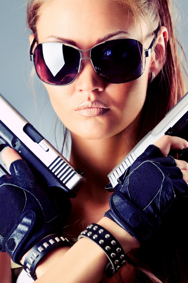 Das Girl with Pistols Wallpaper 640x960