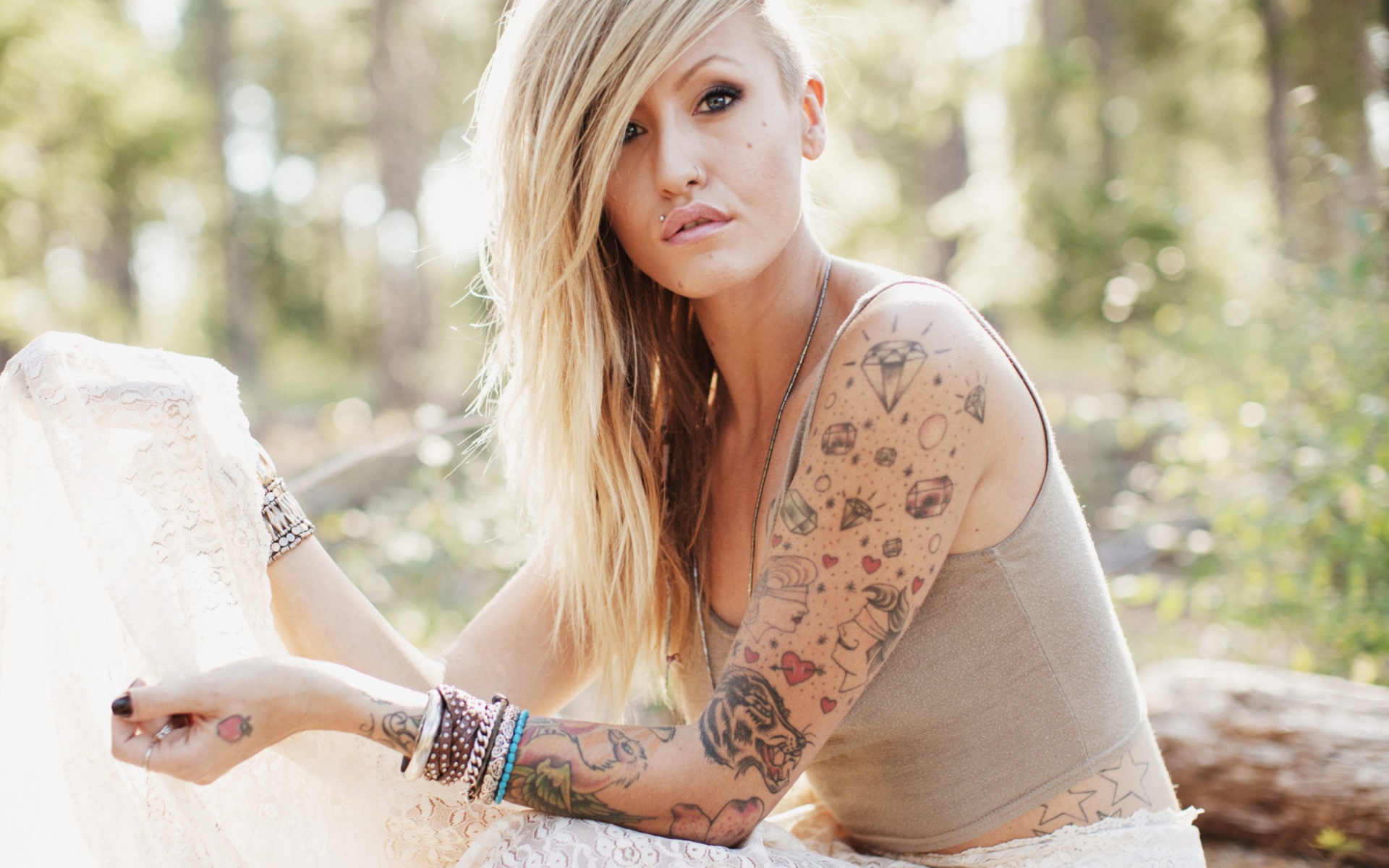 Das Blonde Model With Tattoes Wallpaper 1920x1200