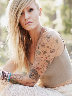 Das Blonde Model With Tattoes Wallpaper 240x320