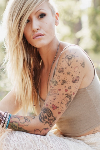 Das Blonde Model With Tattoes Wallpaper 320x480