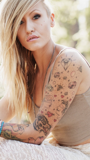 Das Blonde Model With Tattoes Wallpaper 360x640