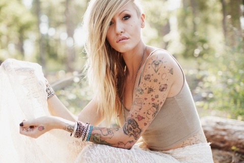 Das Blonde Model With Tattoes Wallpaper 480x320