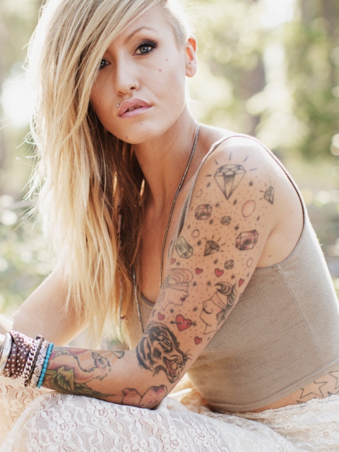 Das Blonde Model With Tattoes Wallpaper 480x640