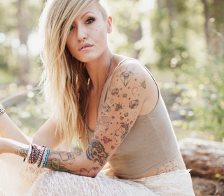 Blonde Model With Tattoes sfondi gratuiti per Samsung Breeze B209