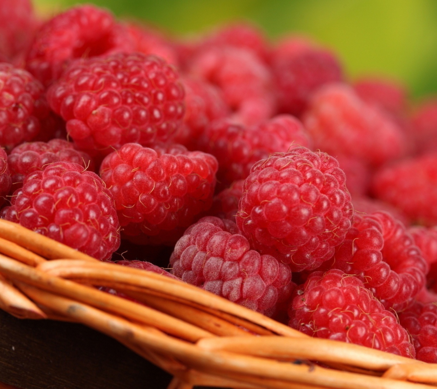 Обои Sweet Raspberries 1440x1280