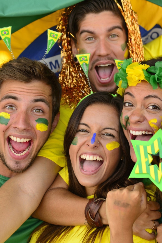 Das Brazil FIFA Football Fans Wallpaper 640x960
