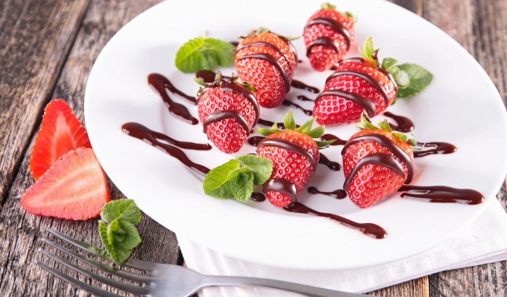 Обои Strawberry dessert 1024x600