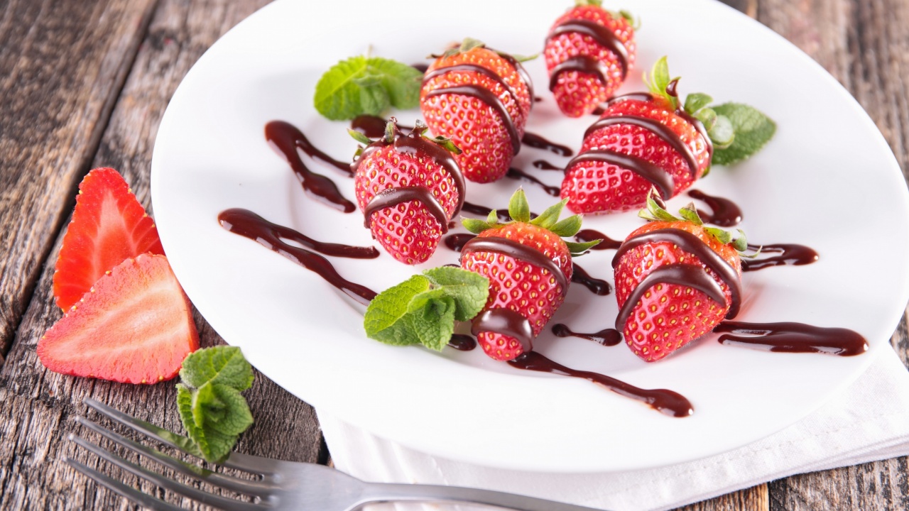 Обои Strawberry dessert 1280x720