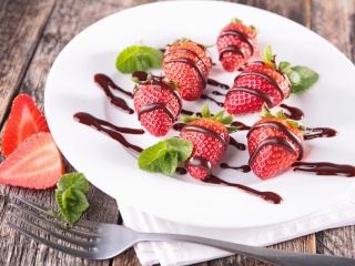 Fondo de pantalla Strawberry dessert 320x240