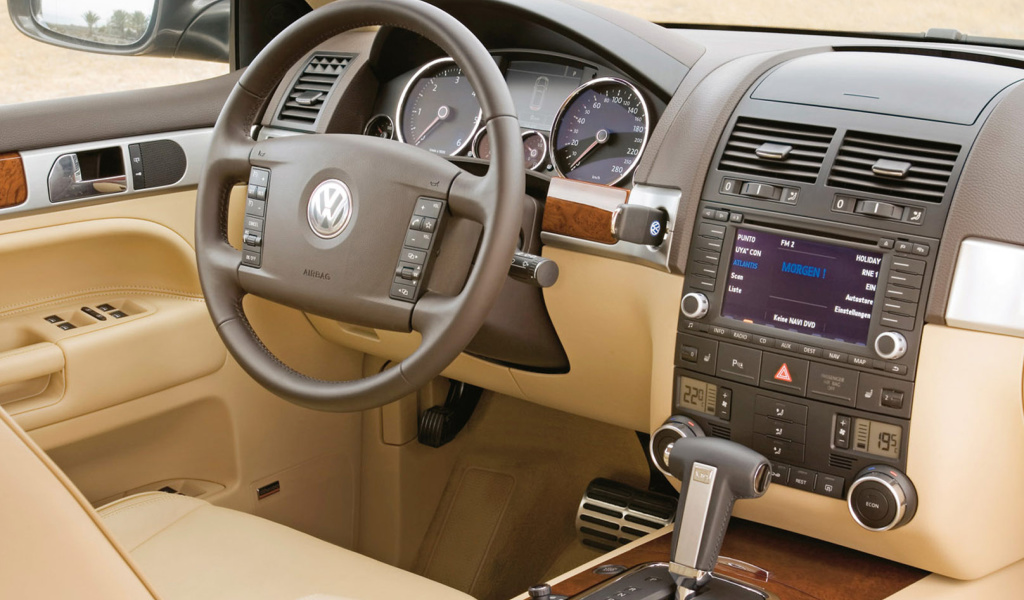 Das Volkswagen Touareg v10 TDI Interior Wallpaper 1024x600