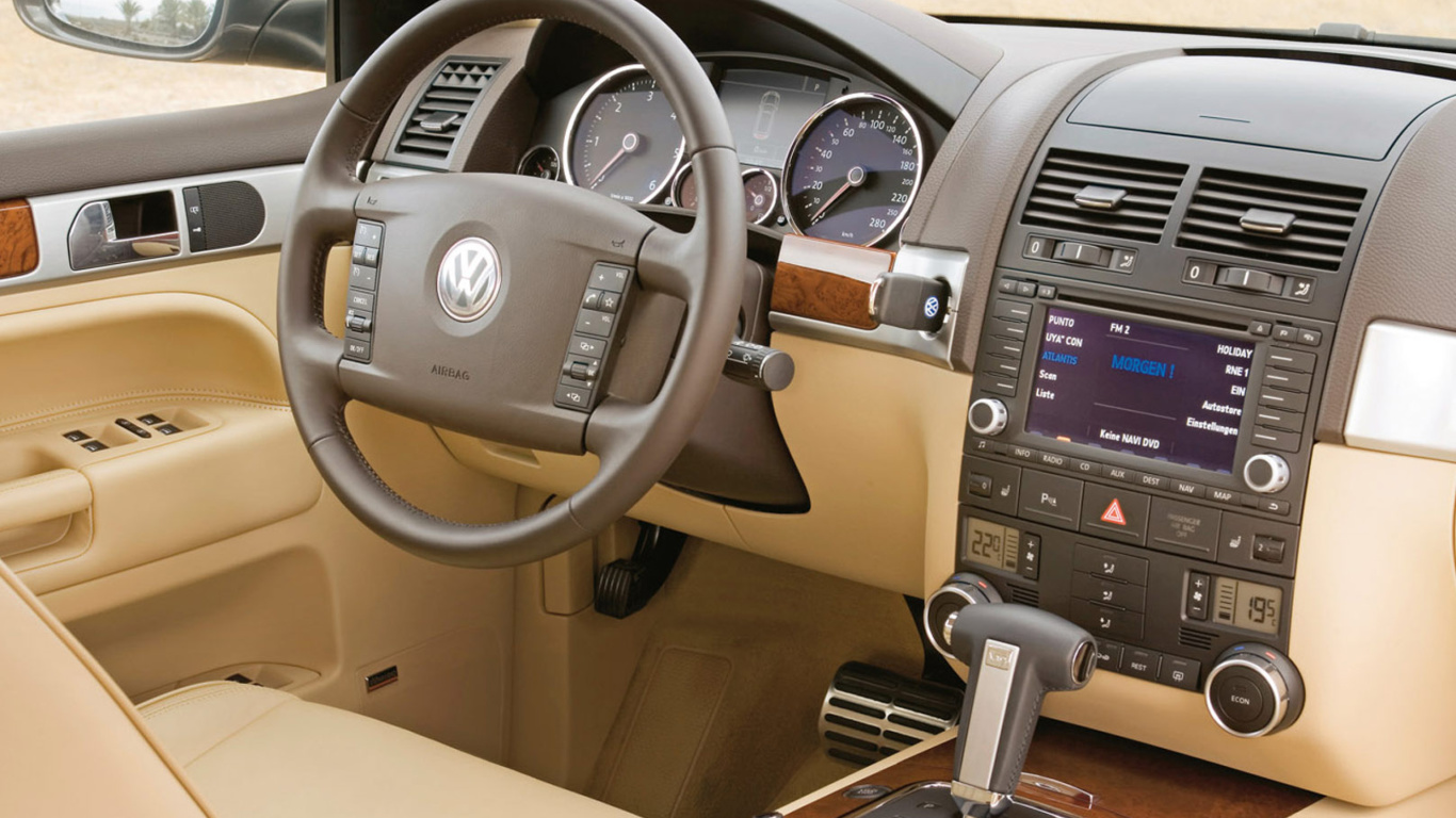 Sfondi Volkswagen Touareg v10 TDI Interior 1366x768