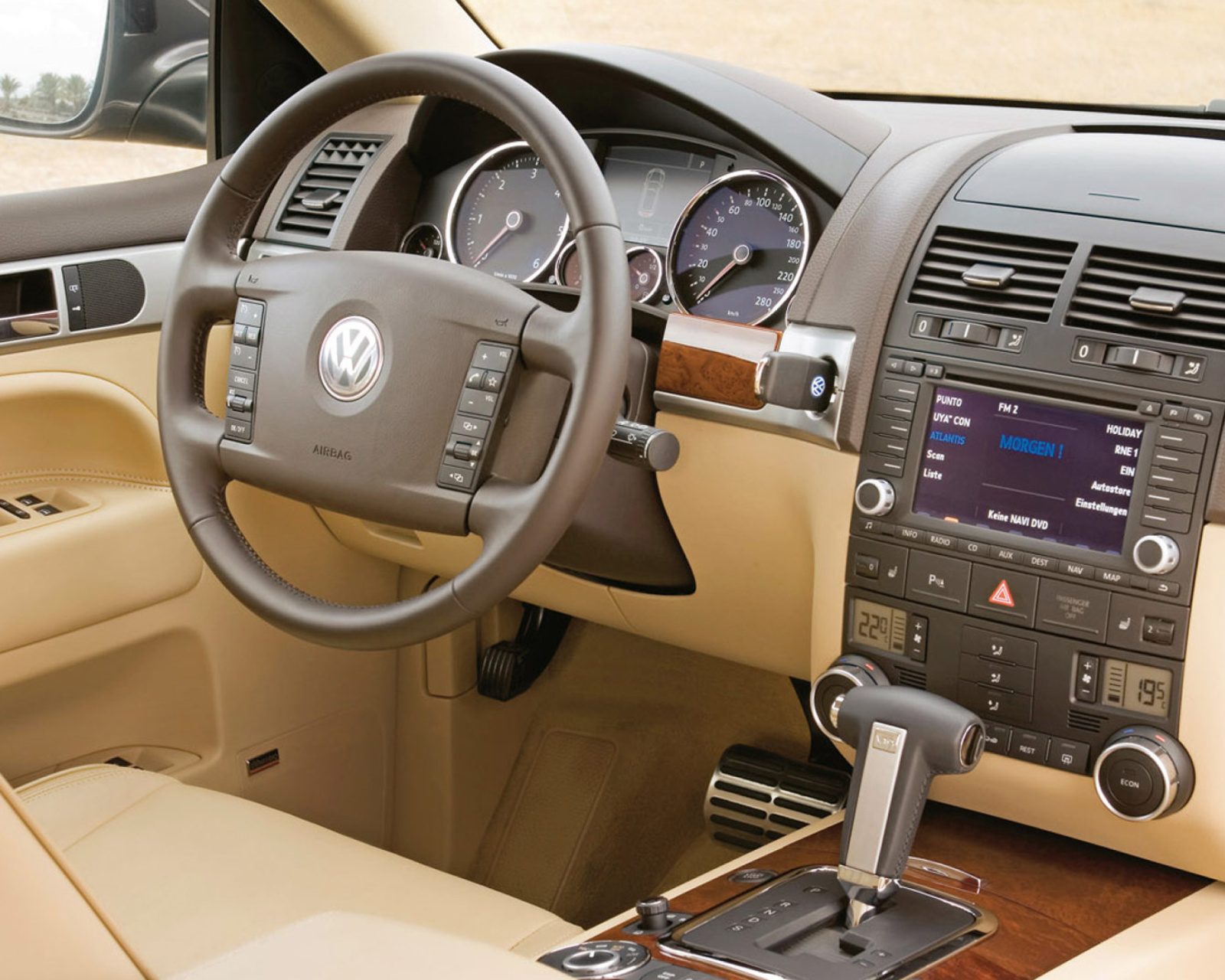 Обои Volkswagen Touareg v10 TDI Interior 1600x1280