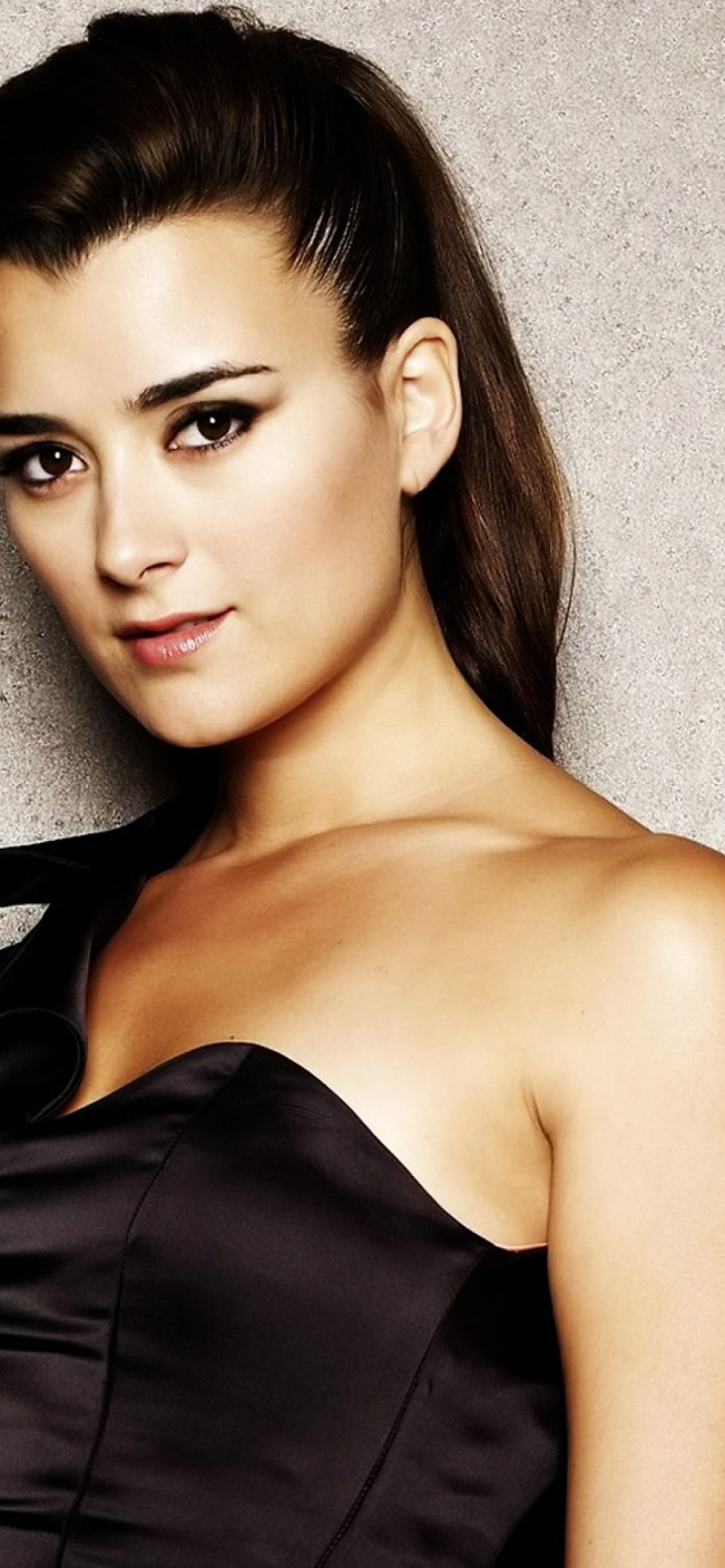 Cote de Pablo wallpaper 1170x2532