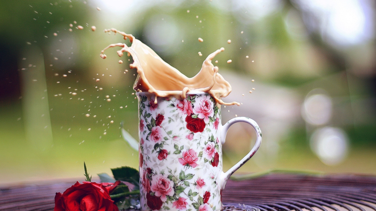 Обои Coffee With Milk In Flower Mug 1280x720