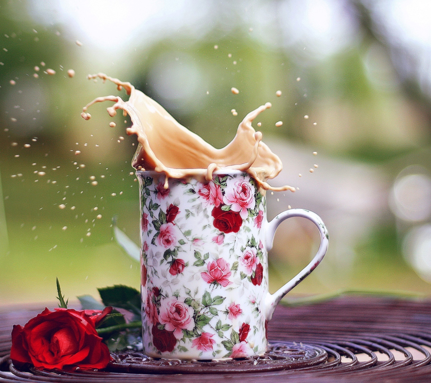 Обои Coffee With Milk In Flower Mug 1440x1280