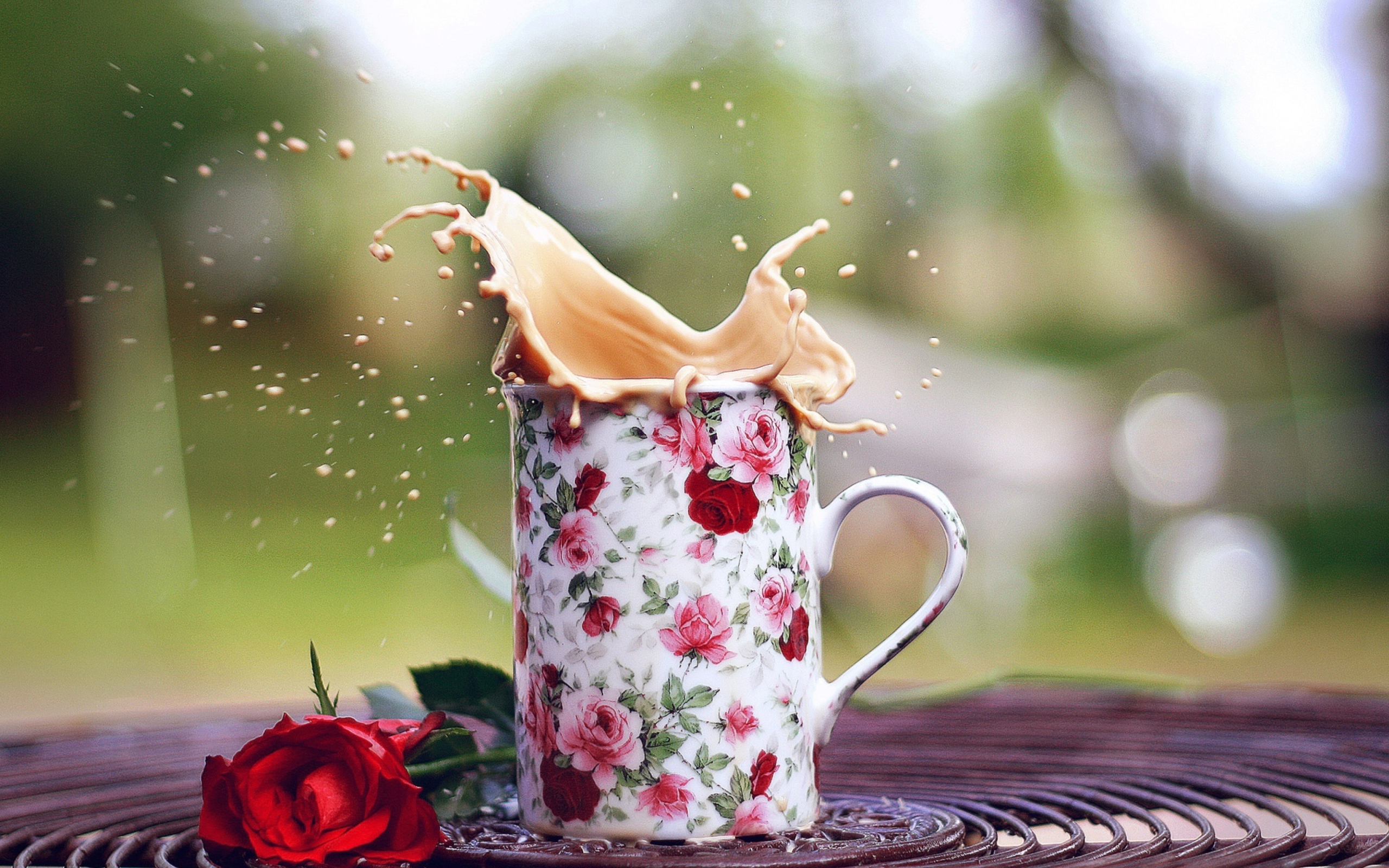 Coffee With Milk In Flower Mug wallpaper 2560x1600