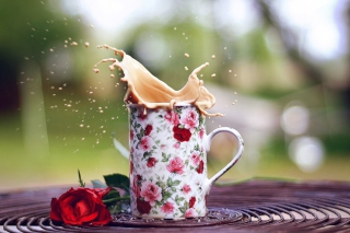 Coffee With Milk In Flower Mug - Obrázkek zdarma 