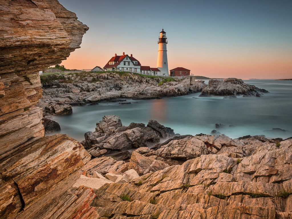 Das Lighthouse On Rocky Seashore Wallpaper 1024x768