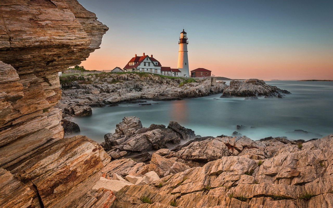 Fondo de pantalla Lighthouse On Rocky Seashore 1280x800