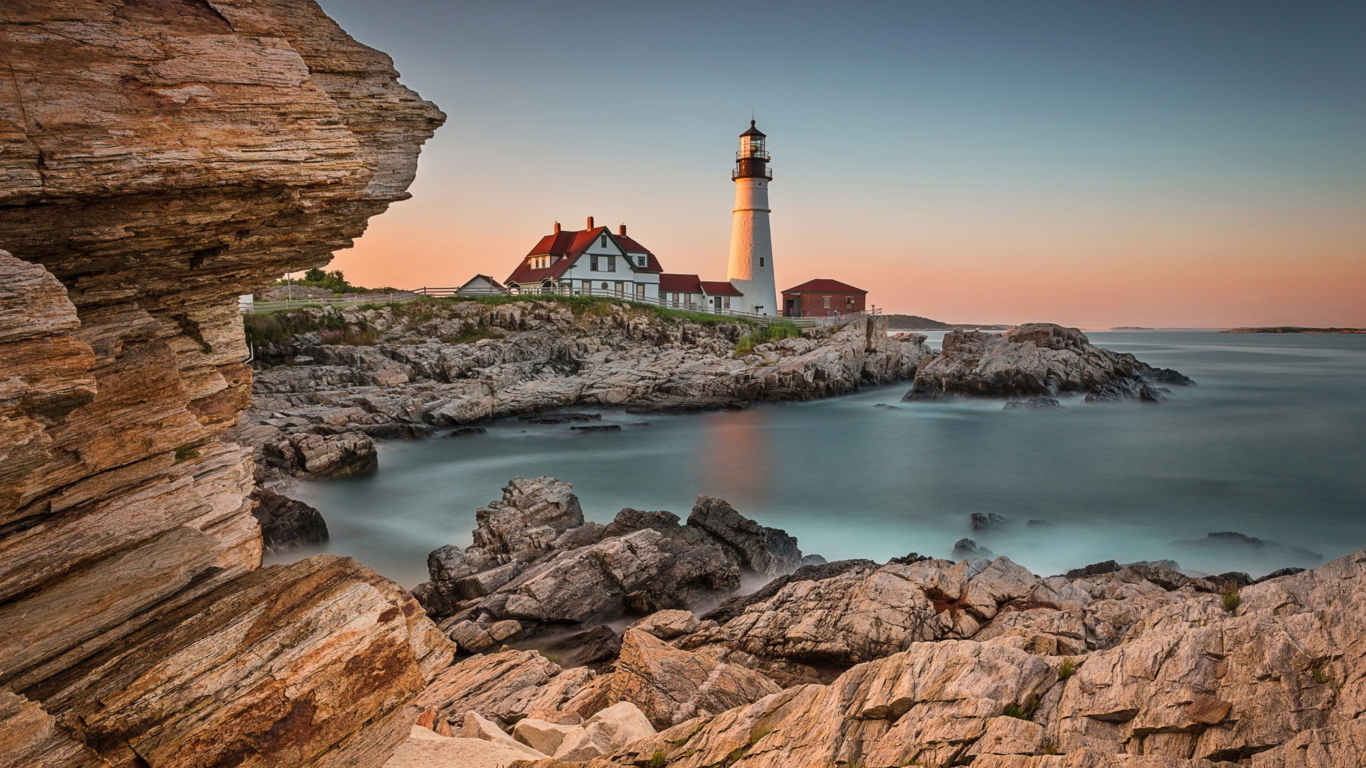 Fondo de pantalla Lighthouse On Rocky Seashore 1366x768