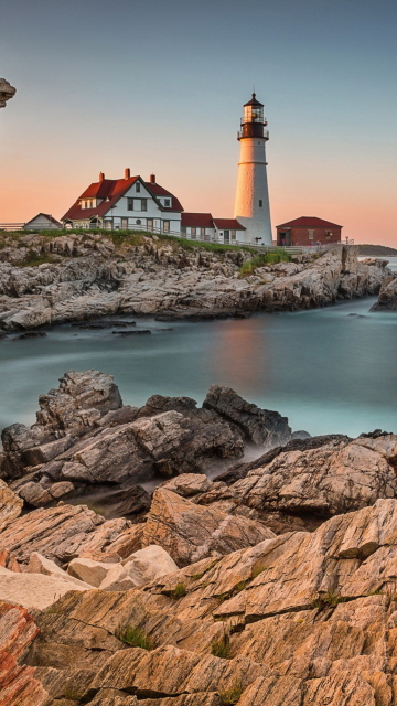 Das Lighthouse On Rocky Seashore Wallpaper 360x640