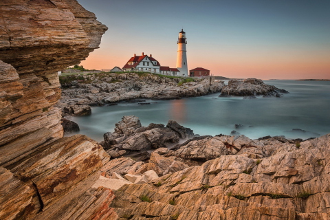 Fondo de pantalla Lighthouse On Rocky Seashore 480x320