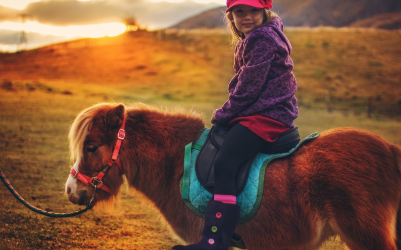 Обои Little Girl On Pony 1280x800