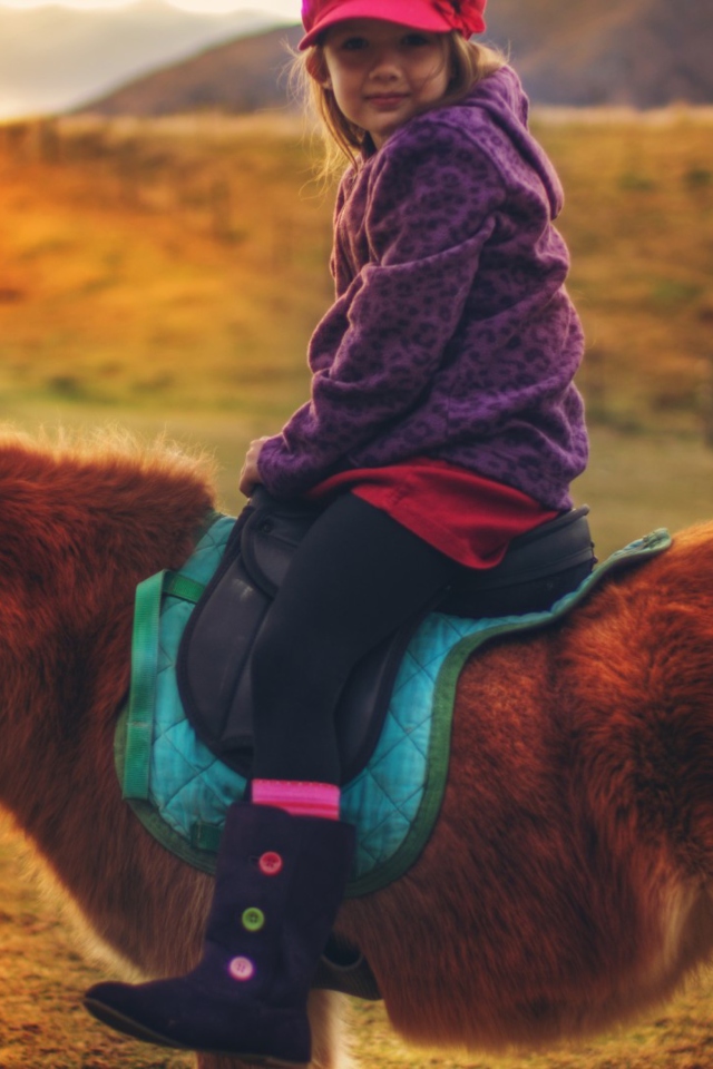 Fondo de pantalla Little Girl On Pony 640x960