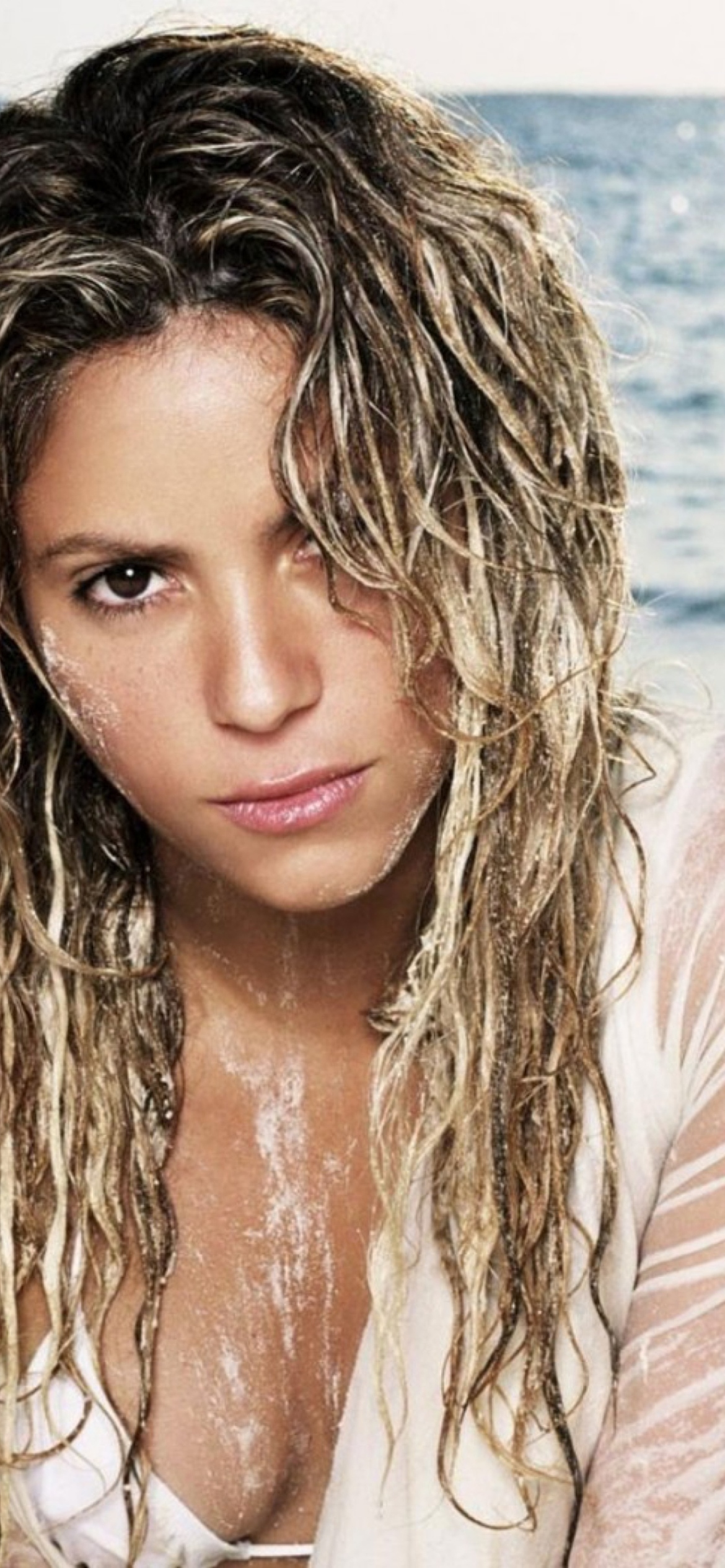 Обои Shakira On Beach 1170x2532
