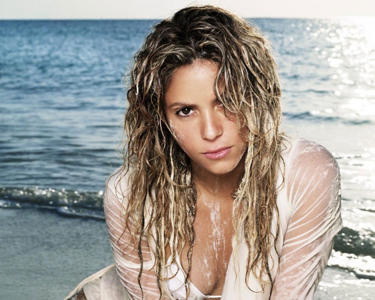 Shakira On Beach wallpaper 1280x1024