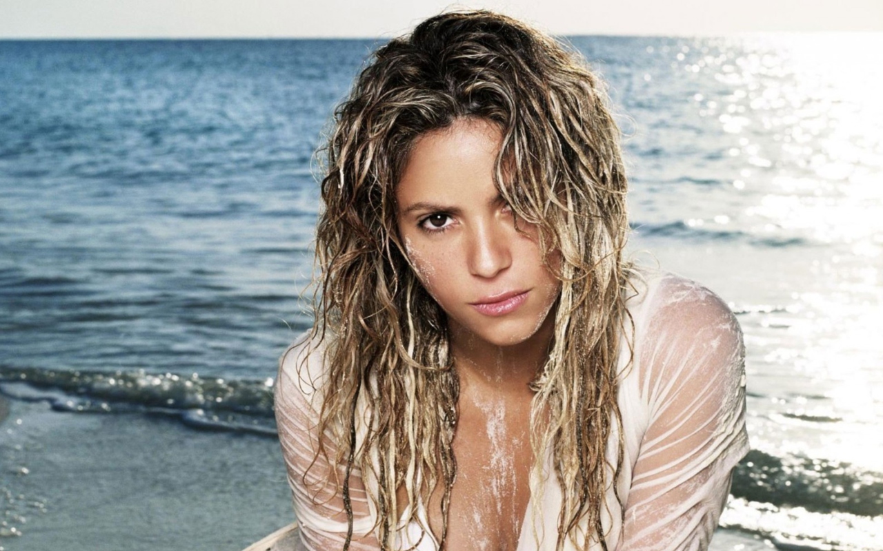 Das Shakira On Beach Wallpaper 1280x800