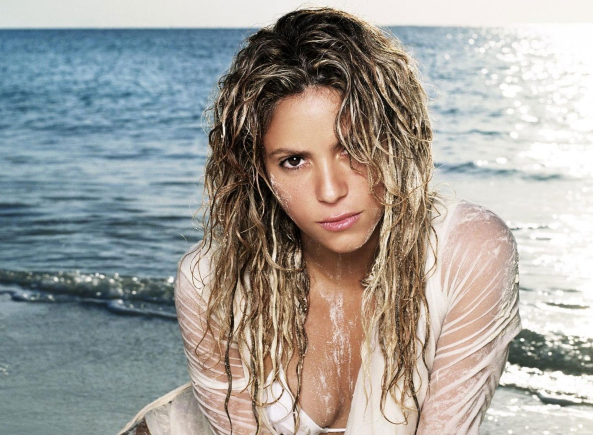 Screenshot №1 pro téma Shakira On Beach 1920x1408