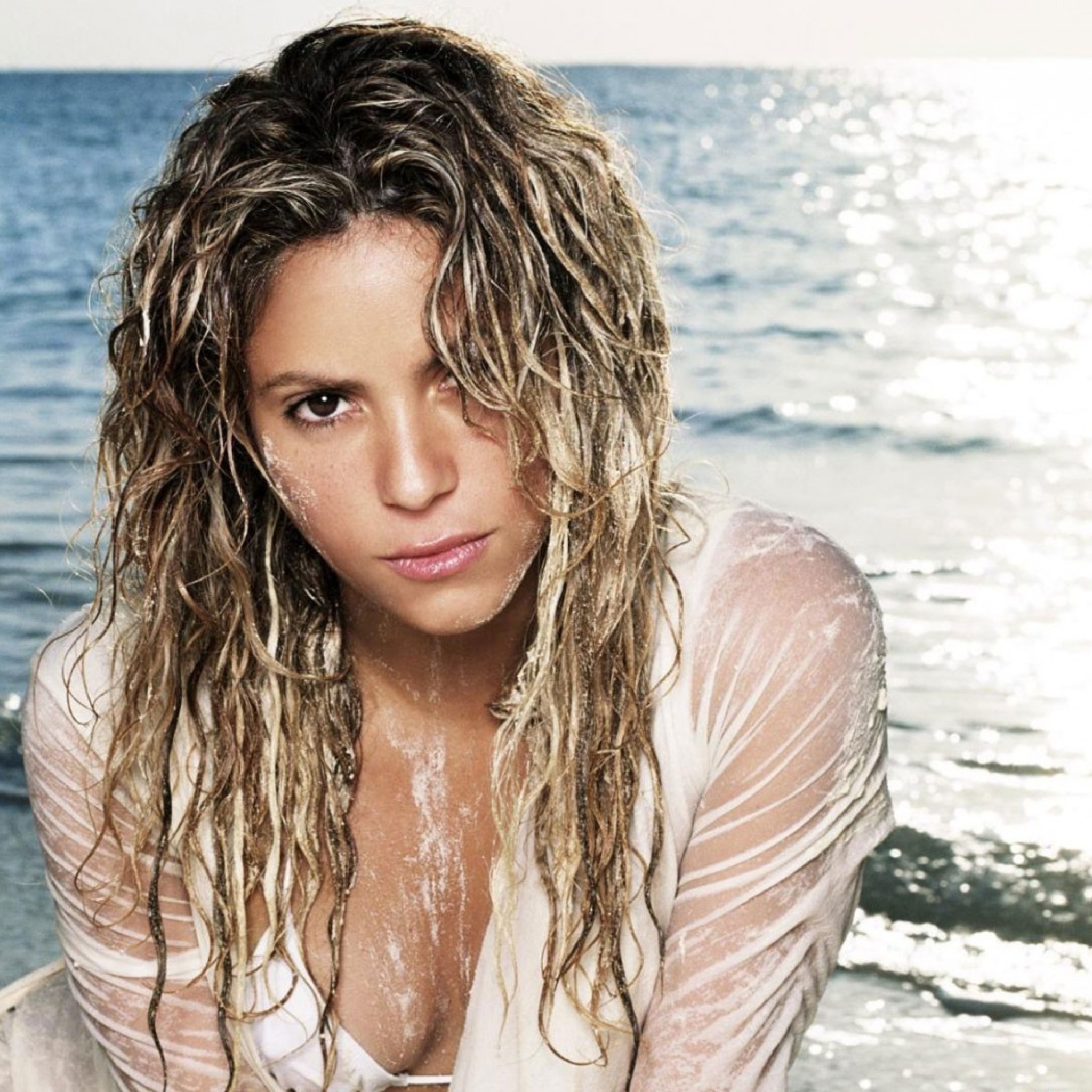 Sfondi Shakira On Beach 2048x2048
