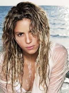 Fondo de pantalla Shakira On Beach 240x320