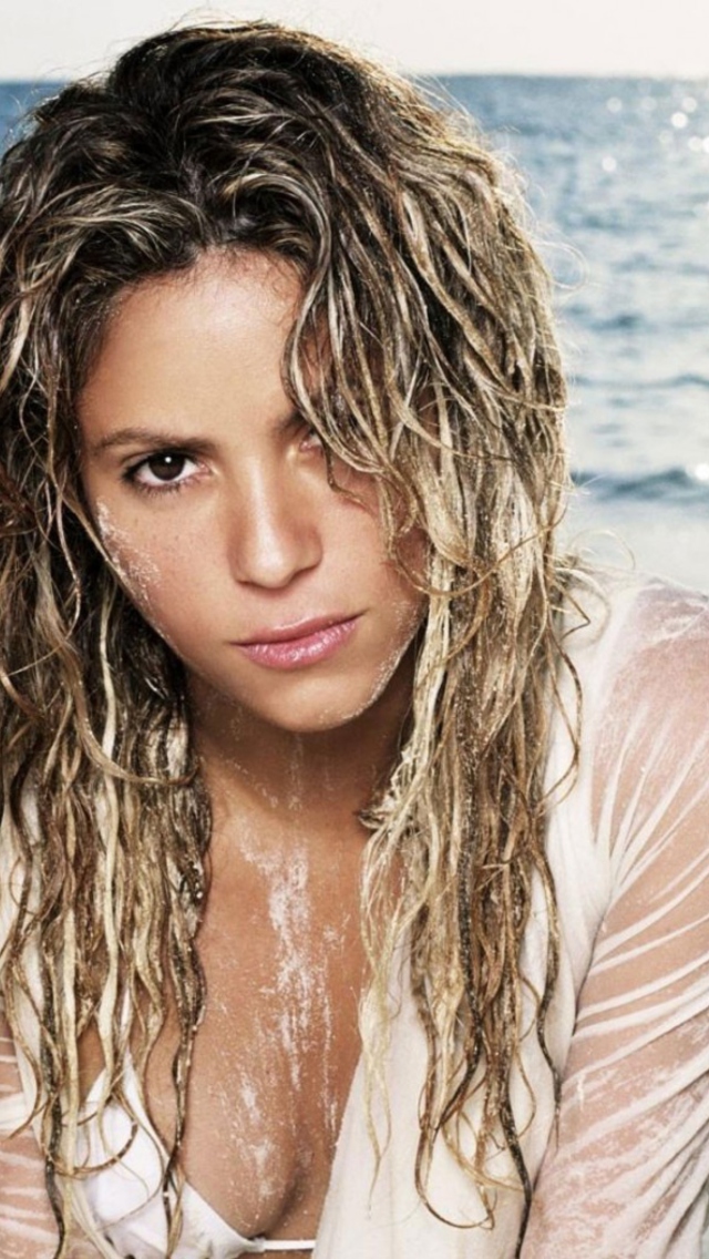 Shakira On Beach wallpaper 640x1136