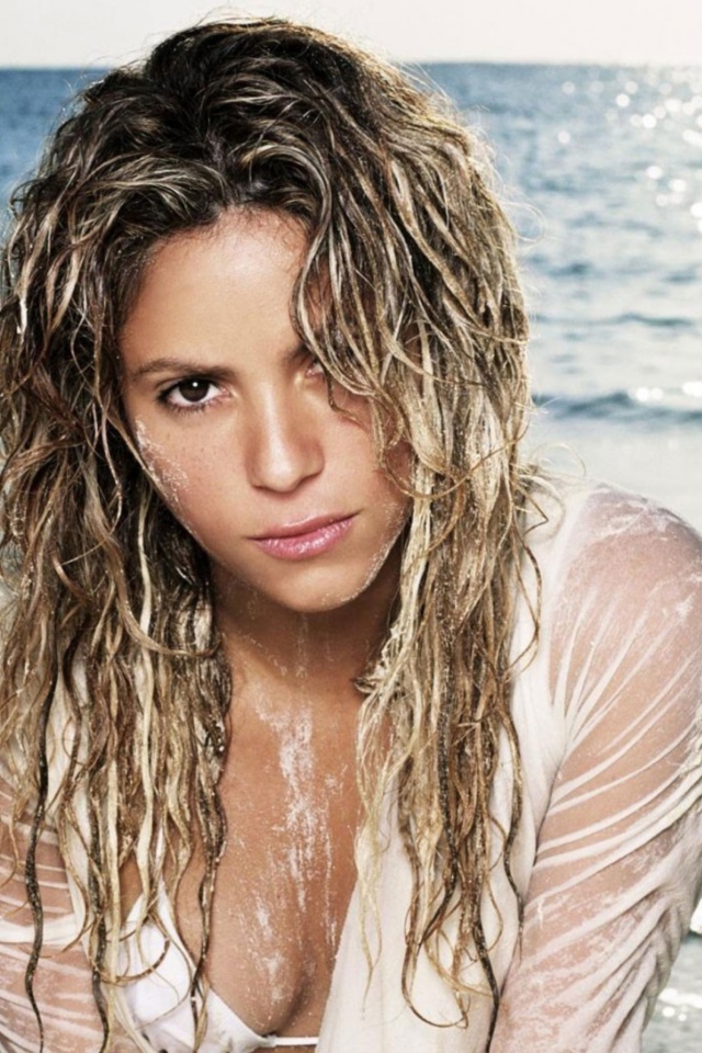 Das Shakira On Beach Wallpaper 640x960