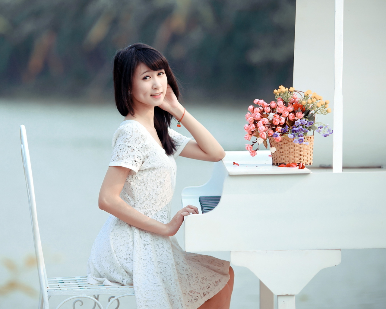 Das Young Asian Girl By Piano Wallpaper 1280x1024