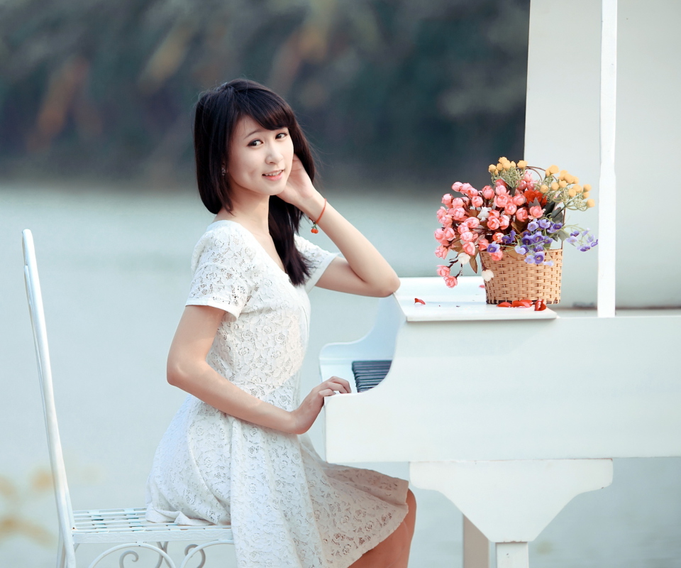 Das Young Asian Girl By Piano Wallpaper 960x800