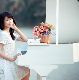 Kostenloses Young Asian Girl By Piano Wallpaper für iPad mini 2