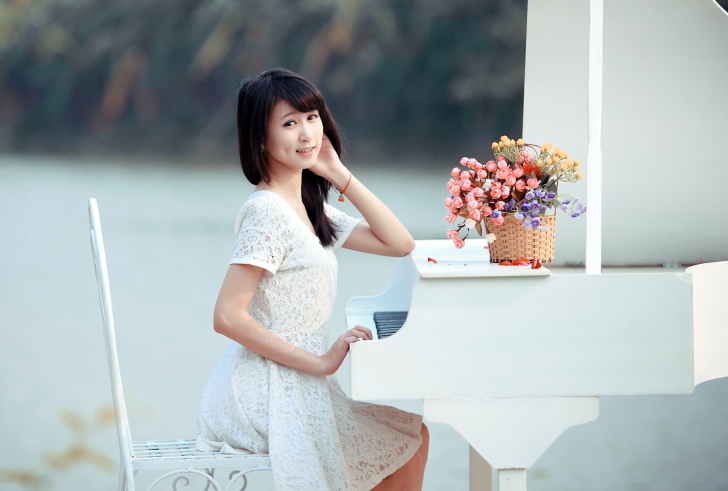 Das Young Asian Girl By Piano Wallpaper