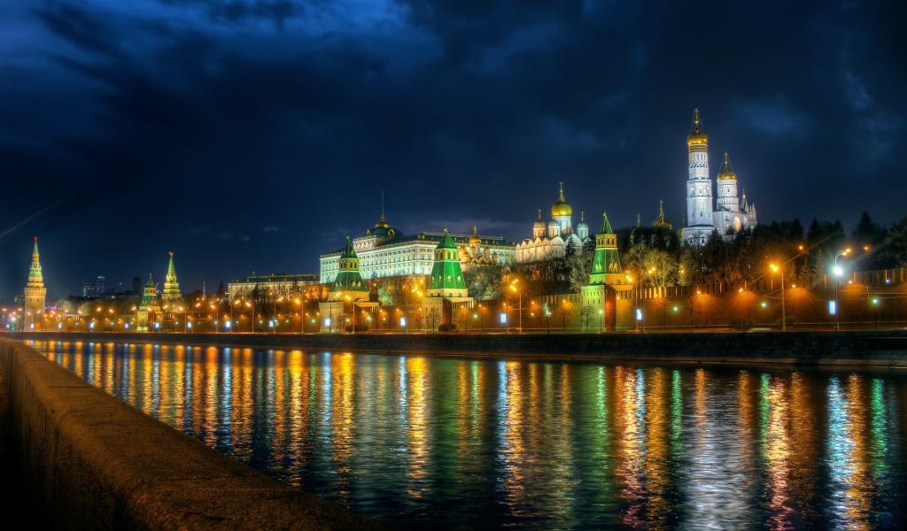Moscow Kremlin and Embankment wallpaper 1024x600
