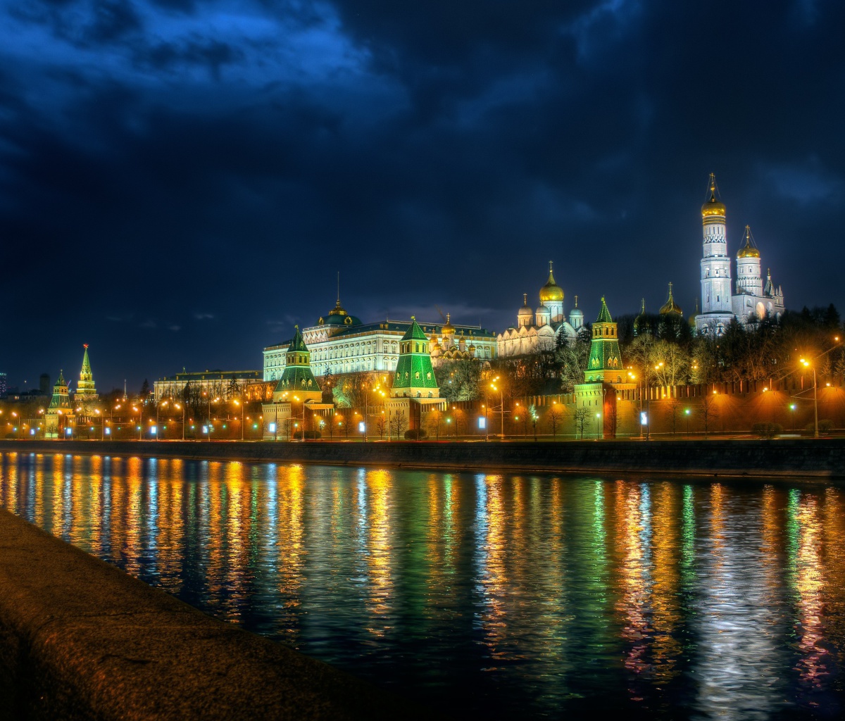 Das Moscow Kremlin and Embankment Wallpaper 1200x1024