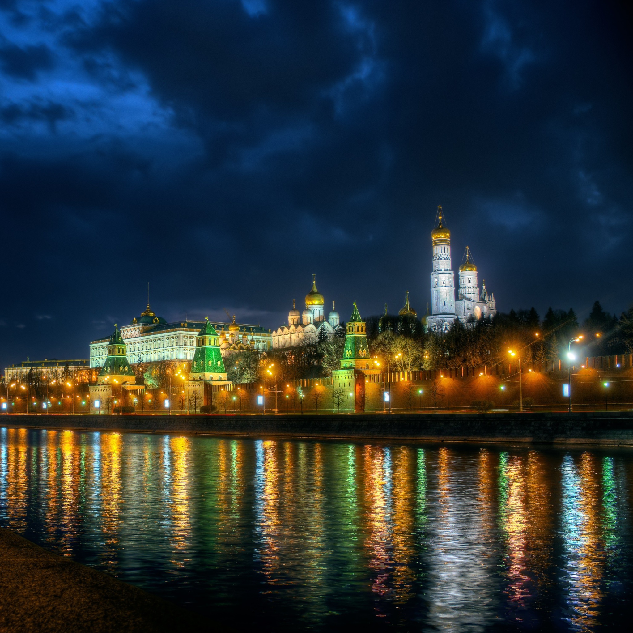 Das Moscow Kremlin and Embankment Wallpaper 2048x2048