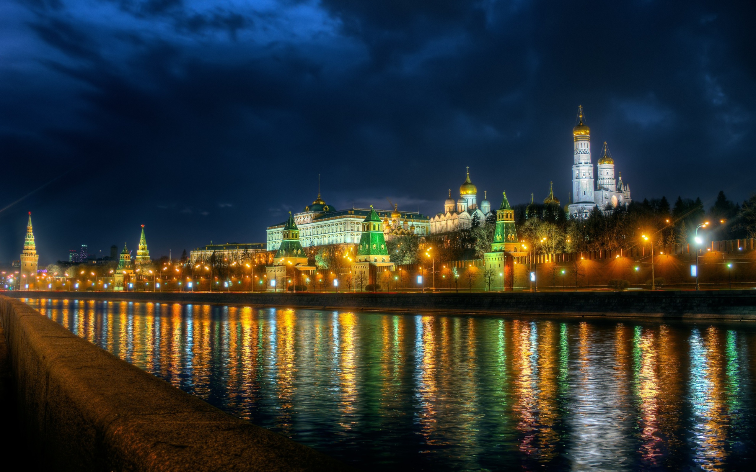 Das Moscow Kremlin and Embankment Wallpaper 2560x1600