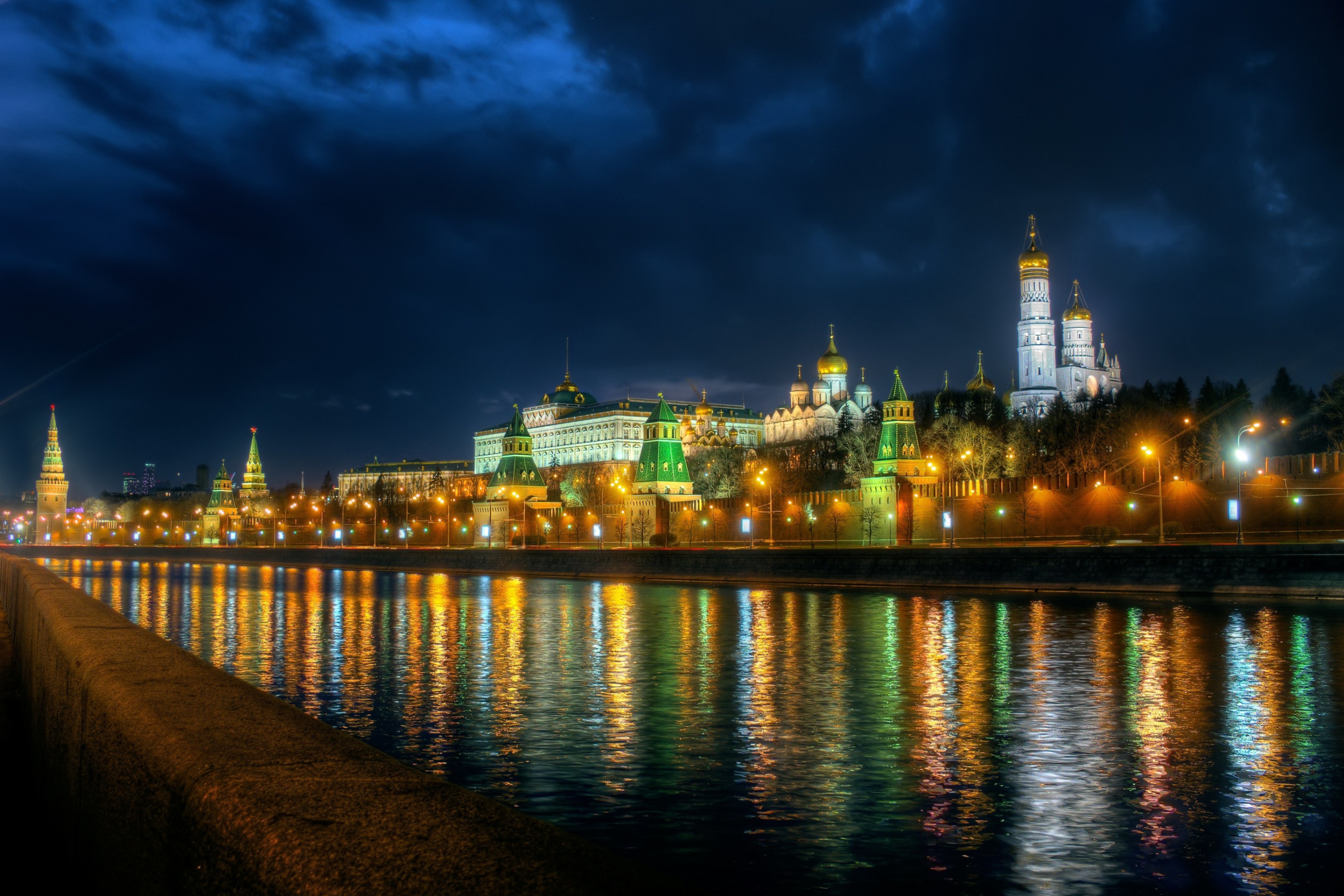 Das Moscow Kremlin and Embankment Wallpaper 2880x1920