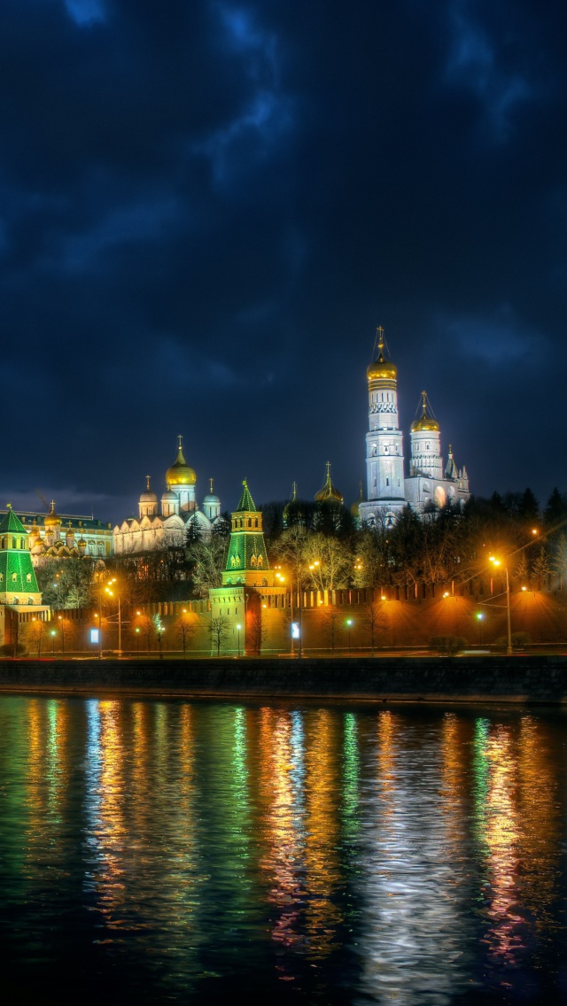 Moscow Kremlin and Embankment wallpaper 640x1136