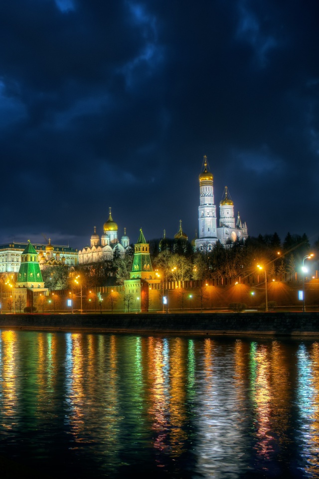 Das Moscow Kremlin and Embankment Wallpaper 640x960