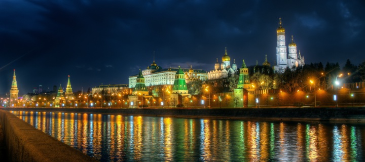 Sfondi Moscow Kremlin and Embankment 720x320