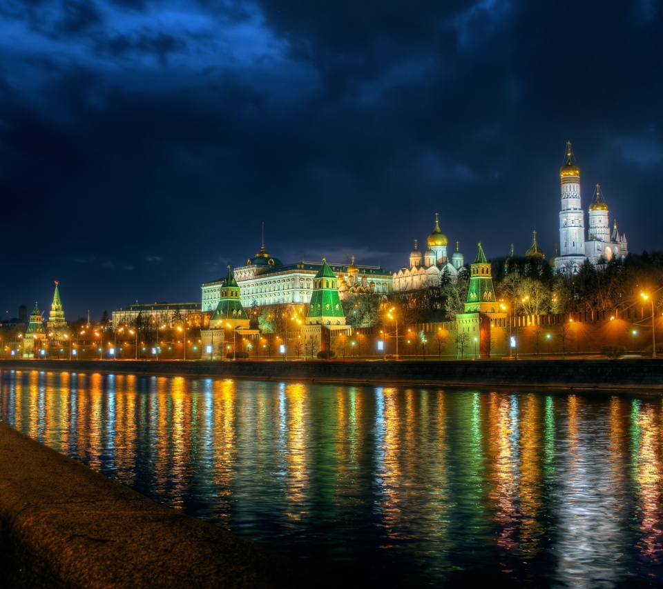 Das Moscow Kremlin and Embankment Wallpaper 960x854